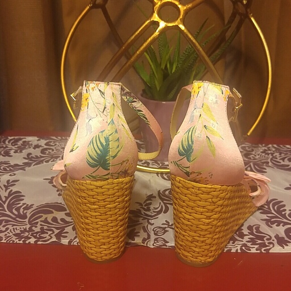 Beautiful Floral Wedges - Picture 4 of 7